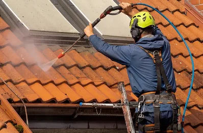 Démoussage et hydrofuge de toiture à Montgérain